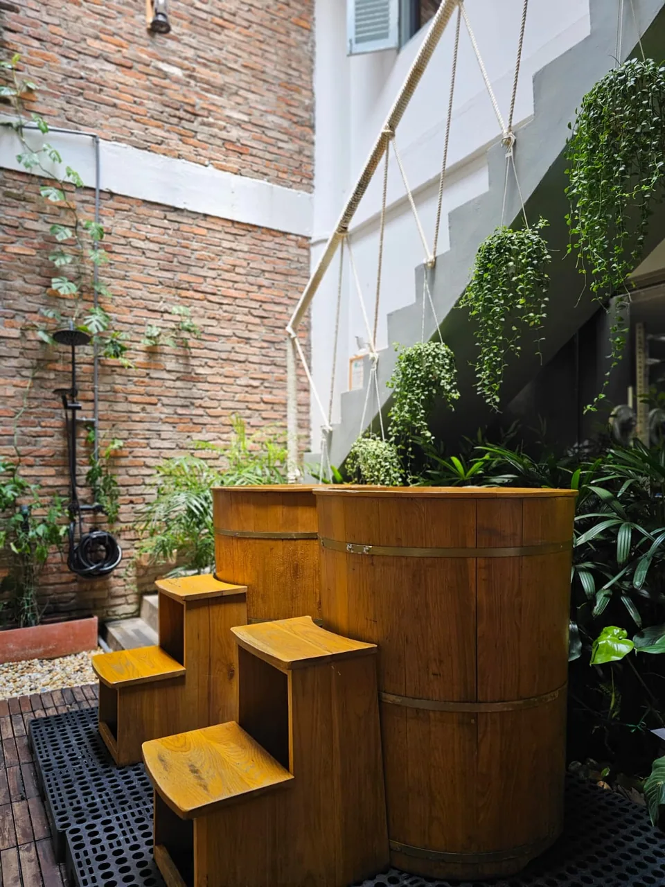 Thiết bị tập luyện trong studio REBORN Fitness & Health